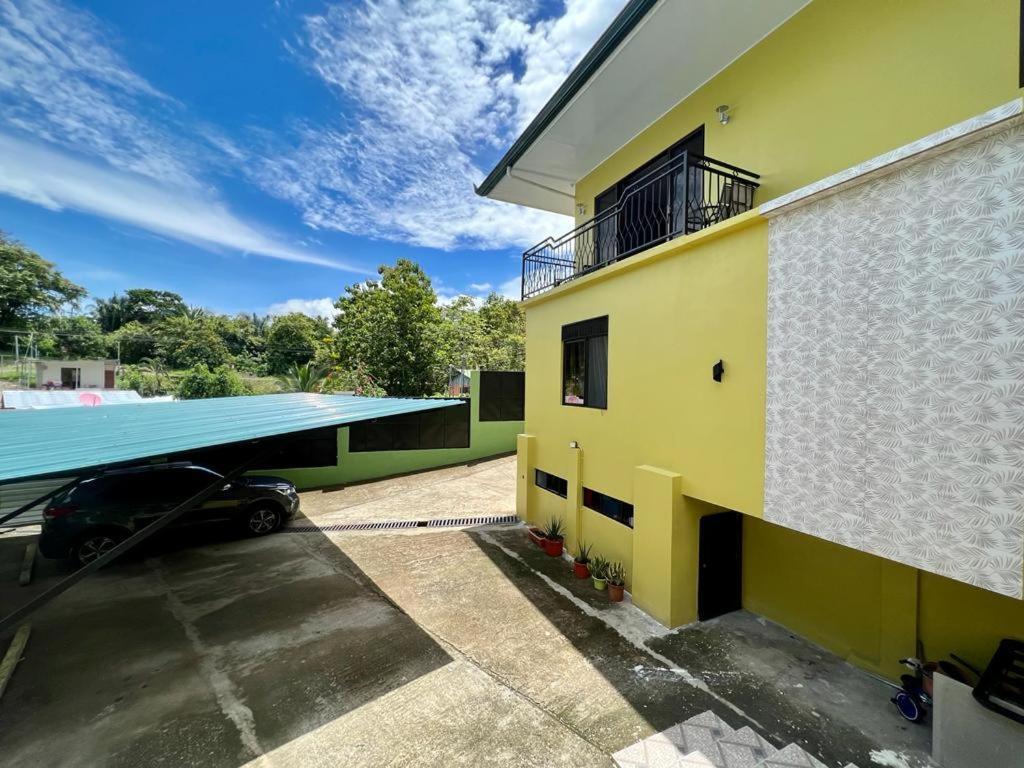 Yellow House เกโปส ภายนอก รูปภาพ