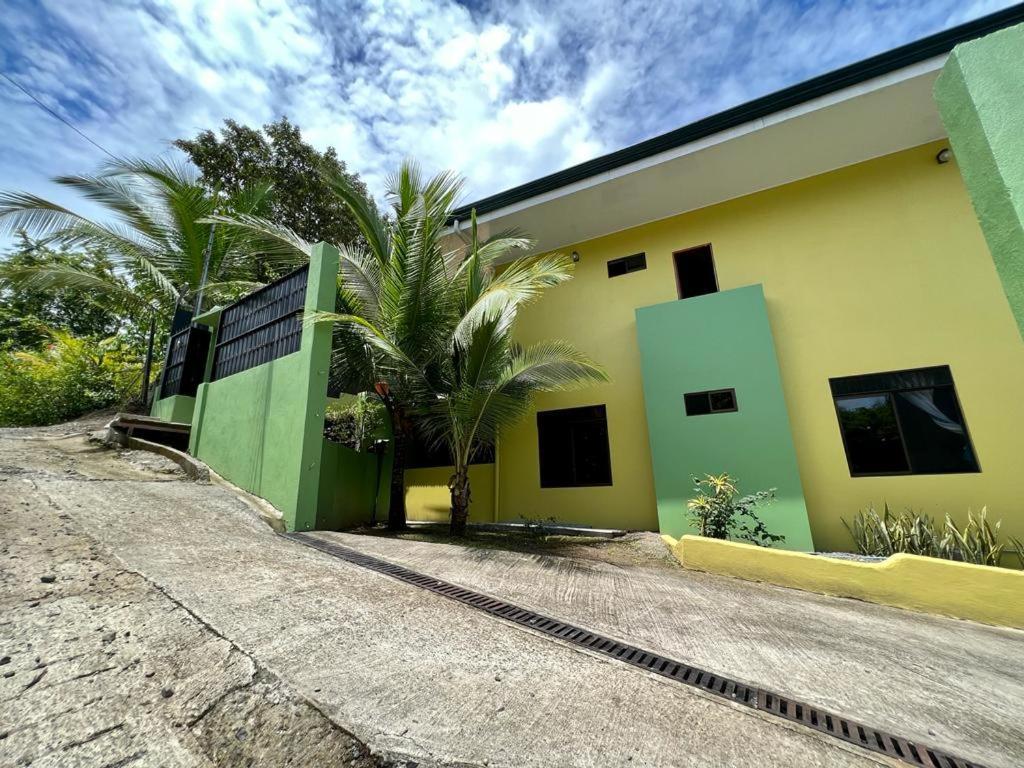 Yellow House เกโปส ภายนอก รูปภาพ