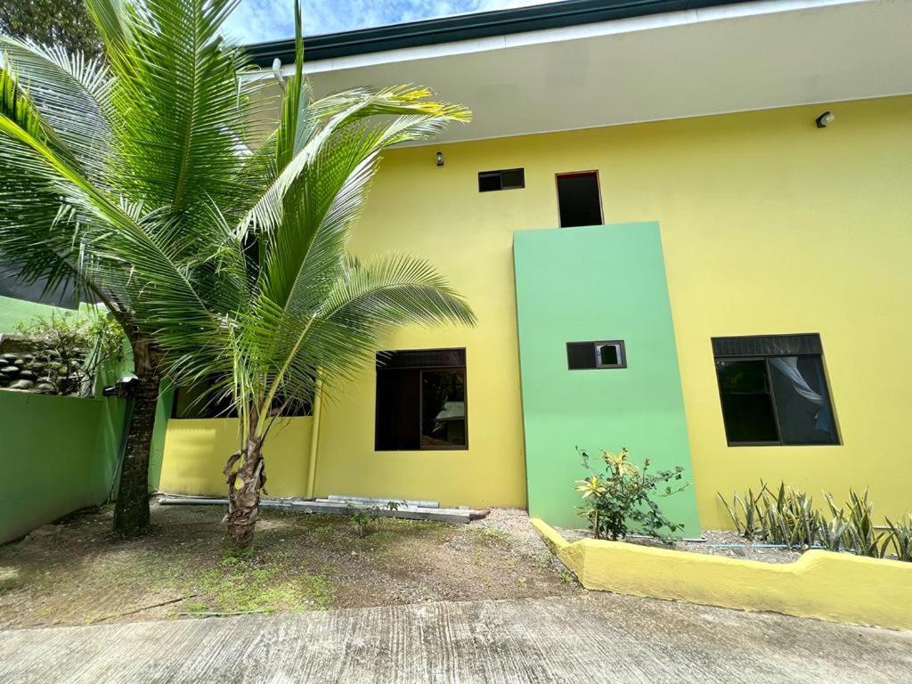 Yellow House เกโปส ภายนอก รูปภาพ