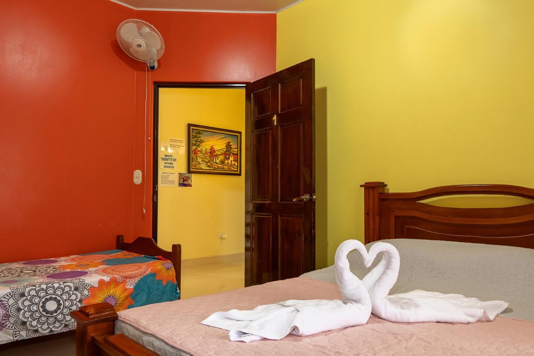 Yellow House เกโปส ภายนอก รูปภาพ
